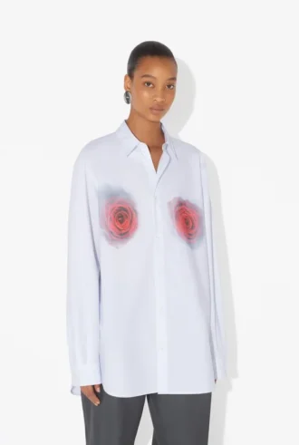 Das Hemd mit rotem „Blurry Roses“-Print