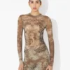 Das lange beige Madaillon-Kleid Das lange beige Madaillon-Kleid