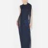 Das lange marineblaue bestickte Kleid Das lange marineblaue bestickte Kleid