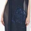 Das lange marineblaue bestickte Kleid Das lange marineblaue bestickte Kleid