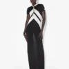 Das lange schwarze Kleid mit Chevron-Muster Das lange schwarze Kleid mit Chevron-Muster