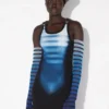 Das „Le Male“-Kleid mit langen Trägern Das „Le Male“-Kleid mit langen Trägern