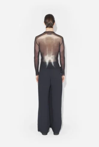Das silberne „Body Dust“-Oberteil