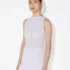 Das weiße konische Kleid