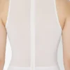 Das weiße konische Kleid