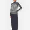Der graue Pullover mit Lorbeer-Stempel Der graue Pullover mit Lorbeer-Stempel