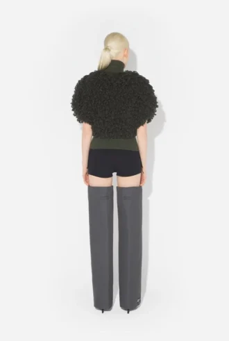 Der ärmellose Pullover mit Schlingenmuster Der ärmellose Pullover mit Schlingenmuster