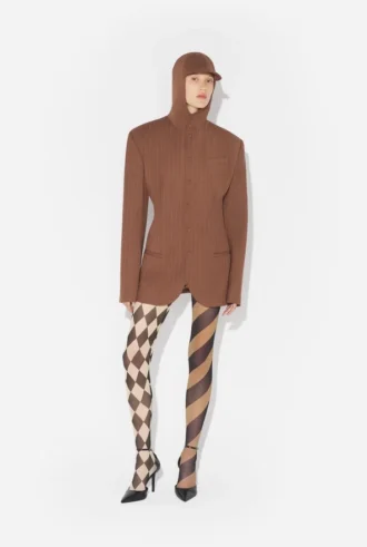 Die Anzugjacke mit Kapuze und Nadelstreifen