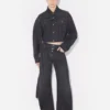 Die schwarze Denim-Jacke mit Riemen Die schwarze Denim-Jacke mit Riemen