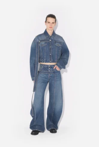 Die blaue Denim-Jeans mit Riemen
