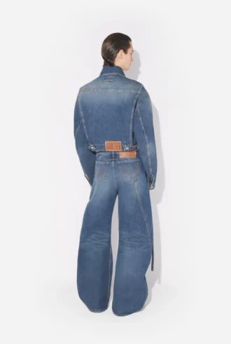 Die blaue Denim-Jeans mit Riemen
