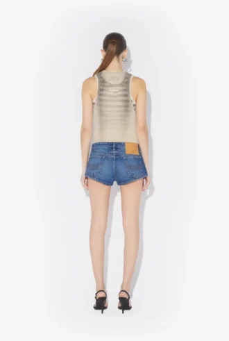 Die blauen Jeansshorts mit Knöpfen