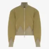 Die khakifarbene Bomberjacke mit Rautenmuster Die khakifarbene Bomberjacke mit Rautenmuster