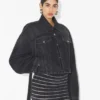 Die schwarze Denim-Jacke mit Riemen Die schwarze Denim-Jacke mit Riemen