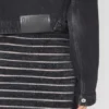 Die schwarze Denim-Jacke mit Riemen Die schwarze Denim-Jacke mit Riemen