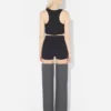 Die schwarzen Garter-Mini-Shorts