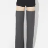 Die schwarzen Garter-Mini-Shorts