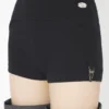 Die schwarzen Garter-Mini-Shorts