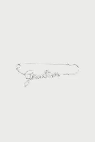 Die silberfarbene Gaultier-Brosche