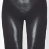 Die silberne „Body Dust“-Hose Die silberne „Body Dust“-Hose