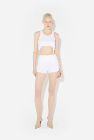 Die weißen Mini-Shorts mit Strumpfhaltern