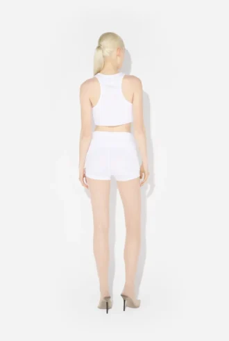 Die weißen Mini-Shorts mit Strumpfhaltern
